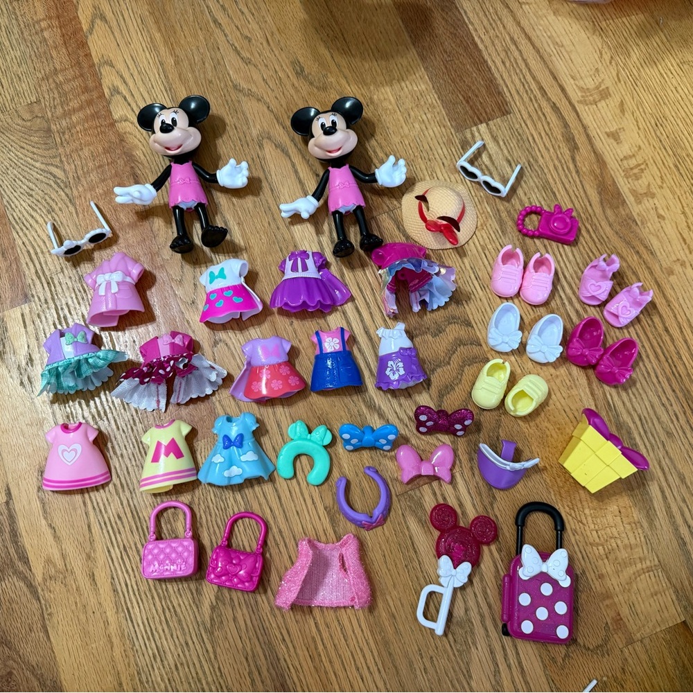 Minnie Mouse Boutique Dress Up Doll With Accessories 
Dress Up